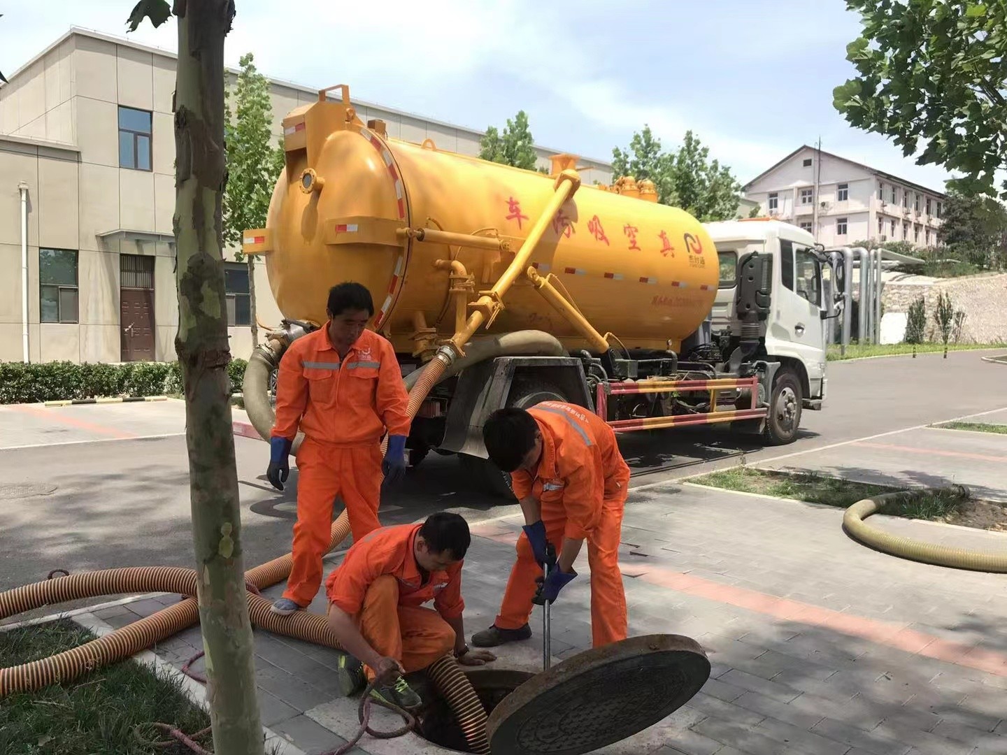 人民路街道管道疏通车停在窨井附近