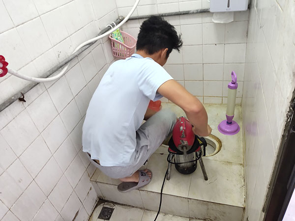 人民路街道管道堵塞冒臭气 专业师傅现场解决问题