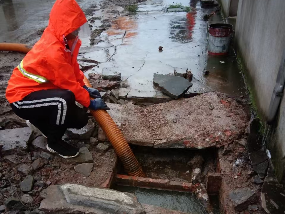 人民路街道专业清理污水池 炜誉市政以规范流程守护城市 “肠道”