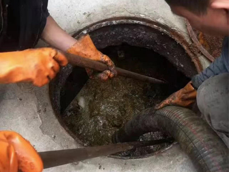 人民路街道清理化粪池时如何避免沼气的危害?